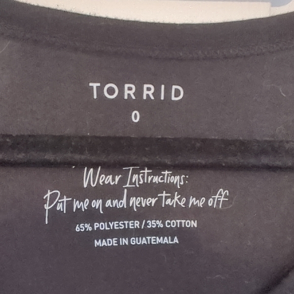 Torrid Black V-Neck Short Sleeve T-Shirt with White Cat Peekaboo - Picture 3 of 3